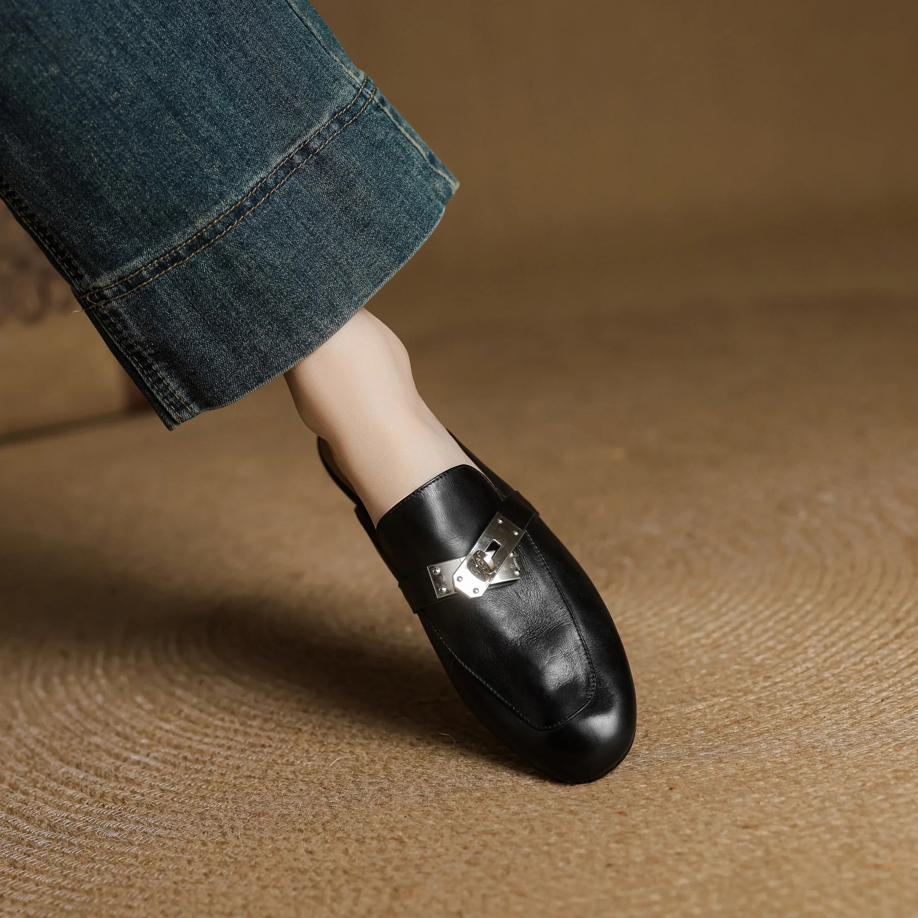 Ezra | Classic Lock Accent Mule Loafers