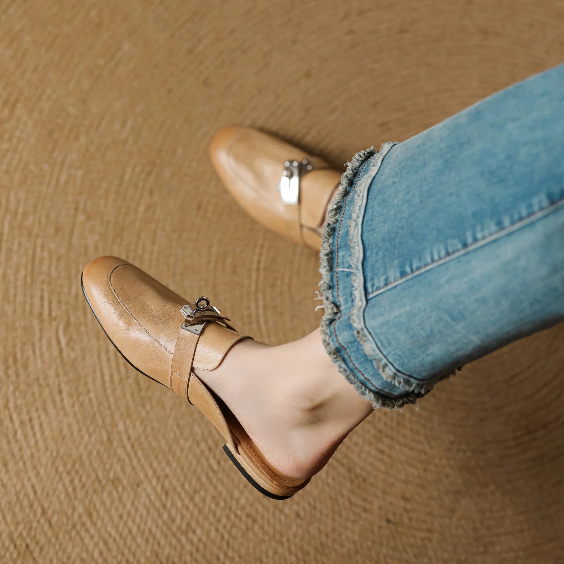 Ezra | Classic Lock Accent Mule Loafers